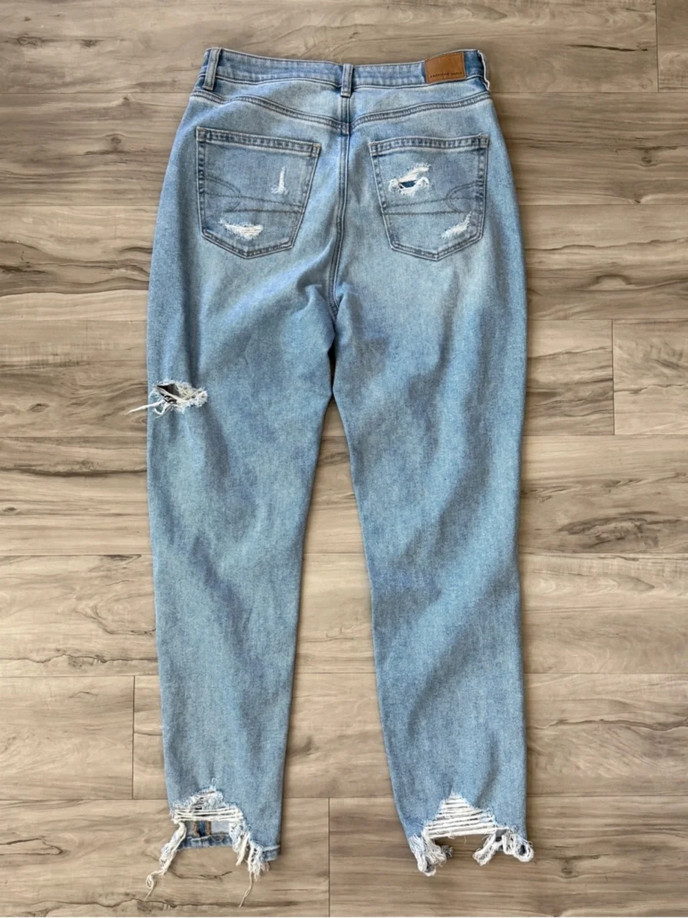 American Eagle Mom Jean Light Wash Distressed Denim Jeans Women’s Size 8 Long - Picture 2 of 9